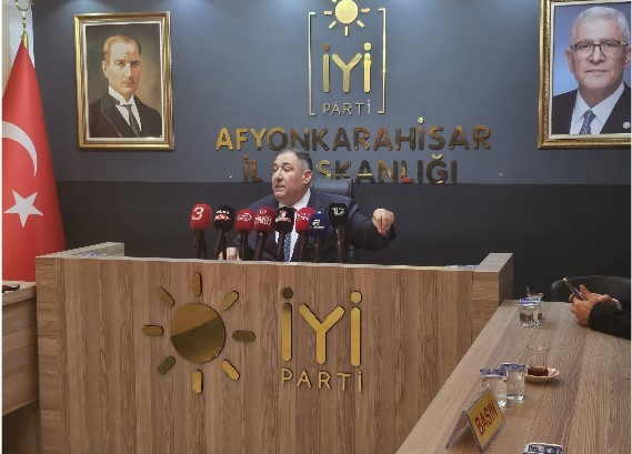 İYİ Parti Afyonkarahisar İl Başkanı Muhammet Mısırlıoğlu, haftalık basın toplantısı  Düzenledi.