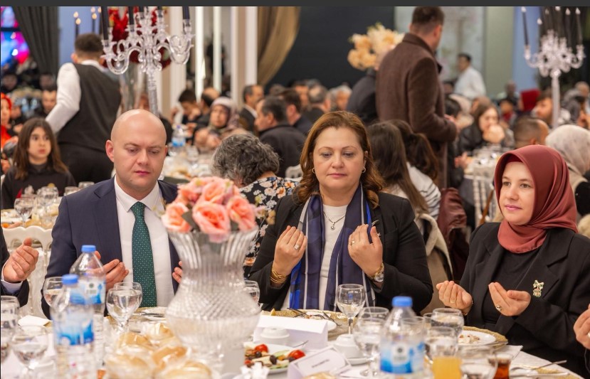 BAŞKAN BURCU KÖKSAL, ŞEHİT YAKINLARI VE GAZİLERLE İFTARDA BULUŞTU