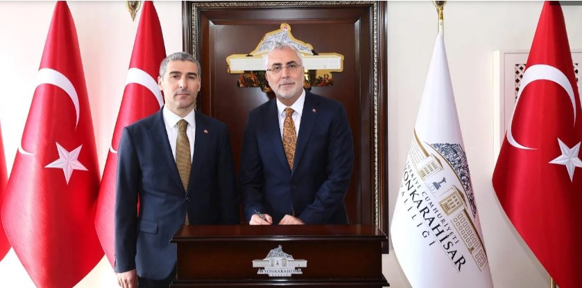 Çalışma ve Sosyal Güvenlik Bakanı Prof. Dr. Vedat Işıkhan, programları kapsamında bulunduğu Afyonkarahisar’da Vali Dr. Naci Aktaş’ı ziyaret etti.