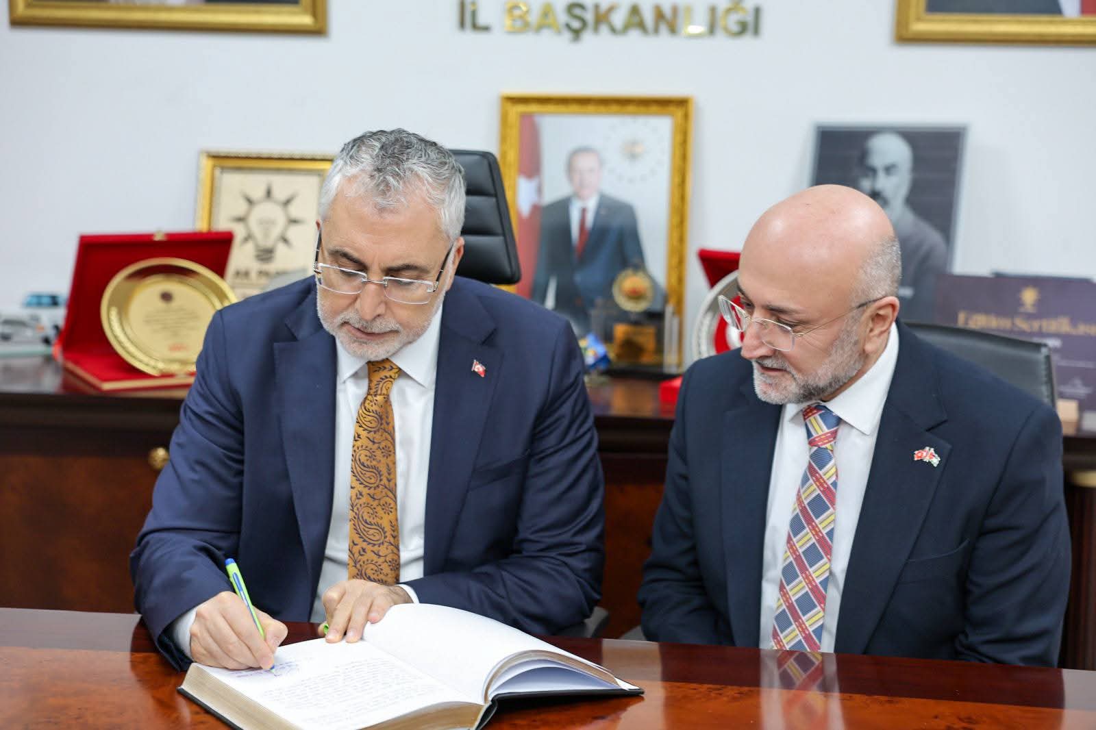 Bakan Işıkhan işçilerle iftarda buluştu