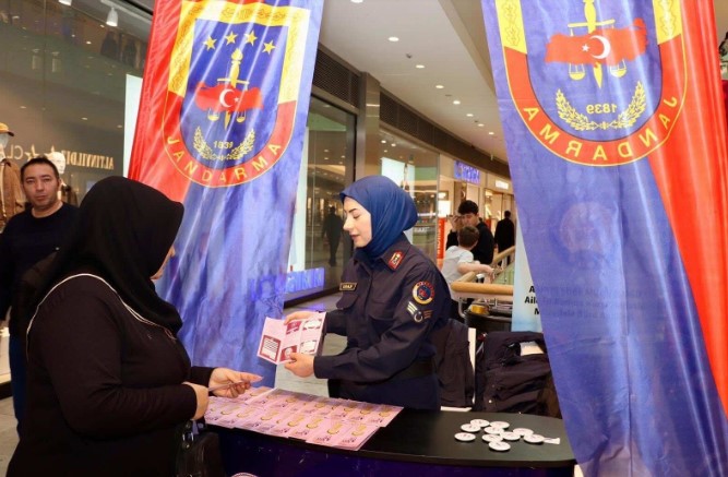 Afyonkarahisar’da 8 Mart’ta Kadınlara Anlamlı Jest: 673 Kadına Hediye Dağıtıldı - 2