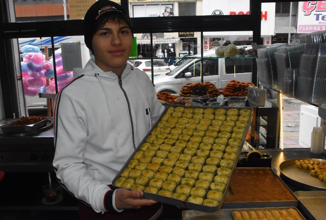 Buda şampiyon baklavacı/ Şampiyon muaythai sporcusu harçlığını baklavacı çalışarak kazanıyor - 3