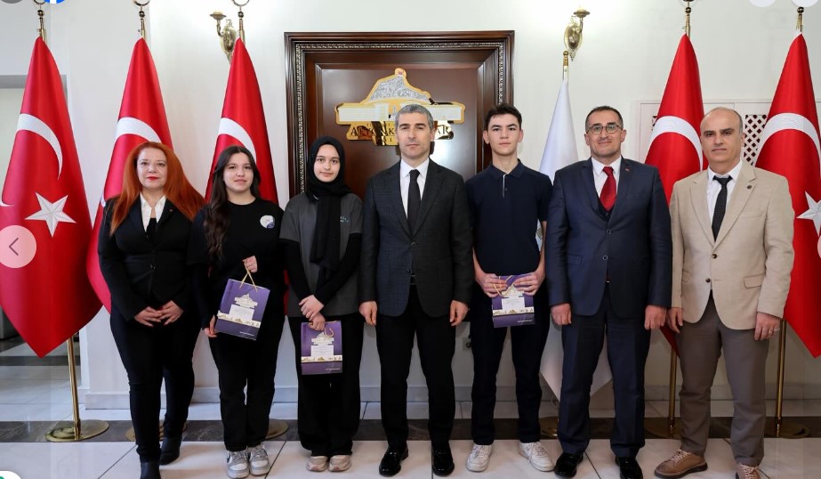Afyonkarahisar Valisi Naci Aktaş Öğrencilere İstiklal Marşı Yarışmasında Dereceye Giren Öğrencilere Ödüllerini Verdi.