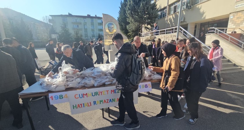 Cumhuriyet Lisesi mezunlarından öğrencilere Ramazan pidesi ikramı