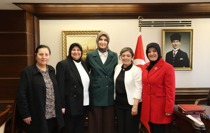 Afyon Muhtarları Dayanışma Derneği Kadın Muhtarları  İç işleri Bakanı Yardımcısı Doç Dr. Kübra Güran Yiğitbaşı'nı Makamında ziyaret ettiler.