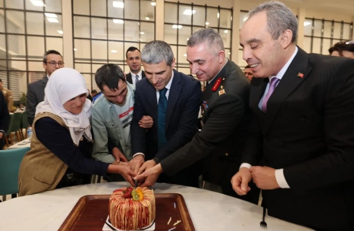 Afyonkarahisar Emniyetinde İftar Programı: Vali Aktaş’tan Özel Birey Fatih’e Doğum Günü Sürprizi