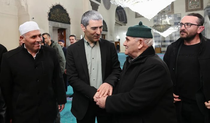 Afyonkarahisar Valisi Dr. Naci Aktaş Bayram namazı sonrası Vatandaşla Kucaklaştı.