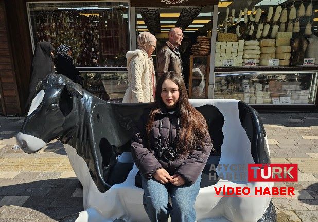 Uzun Çarşı’da Dikkat Çeken Görüntü: “Möö Möö” Sesleri ile  Yankılandı