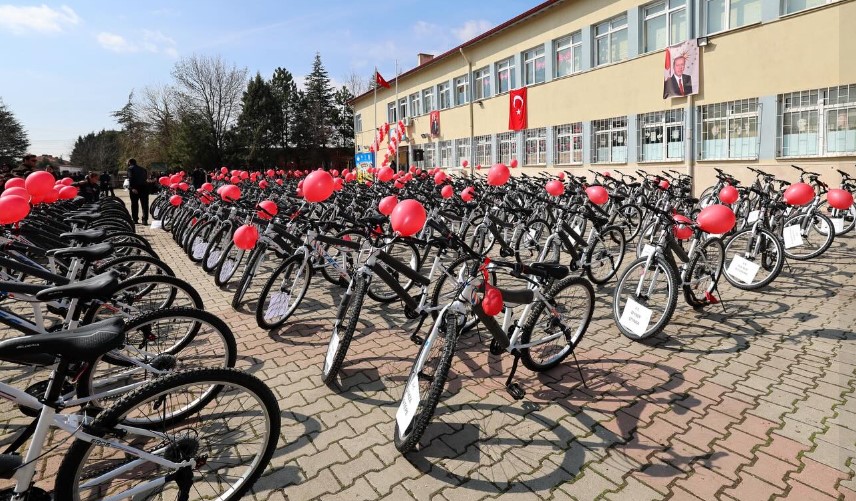 Afyonkarahisar Valisi Dr. Naci Aktaş’tan Öğrencilere Anlamlı Ödül - 2