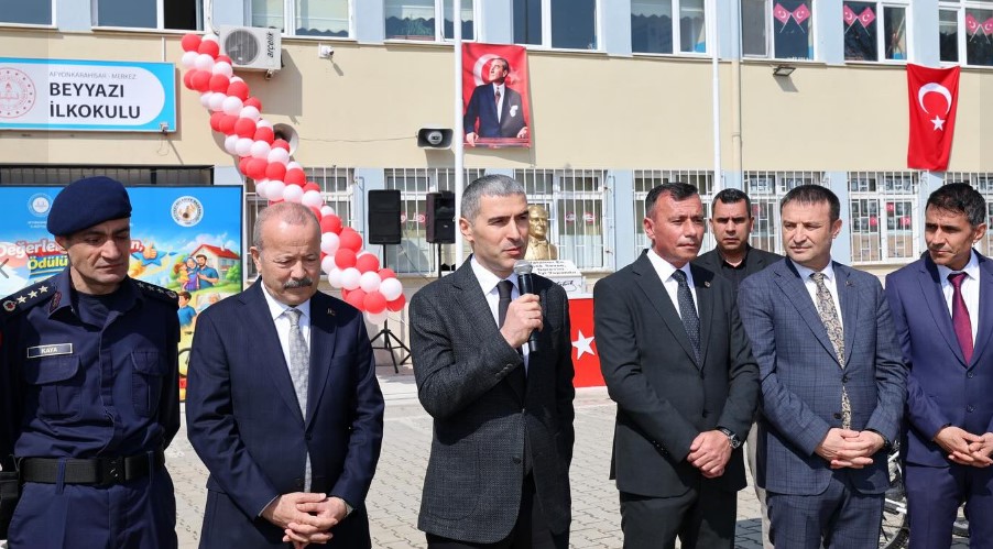 Afyonkarahisar Valisi Dr. Naci Aktaş’tan Öğrencilere Anlamlı Ödül - 4