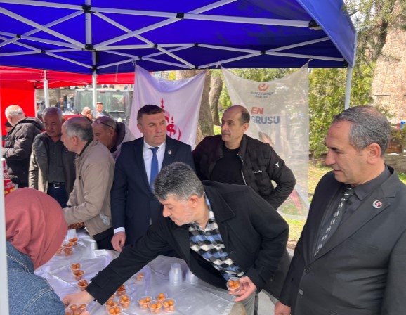 Büyük Birlik Partisi Muhsin başkan için lokma dağıttı.