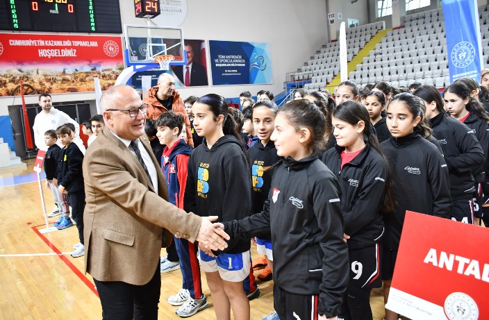 Okul Sporları Küçükler Kız-Erkek Basketbol Grup Müsabakaları, açılış seremonisinin ardından Prof. Dr. Veysel Eroğlu Spor Salonu’nda başladı