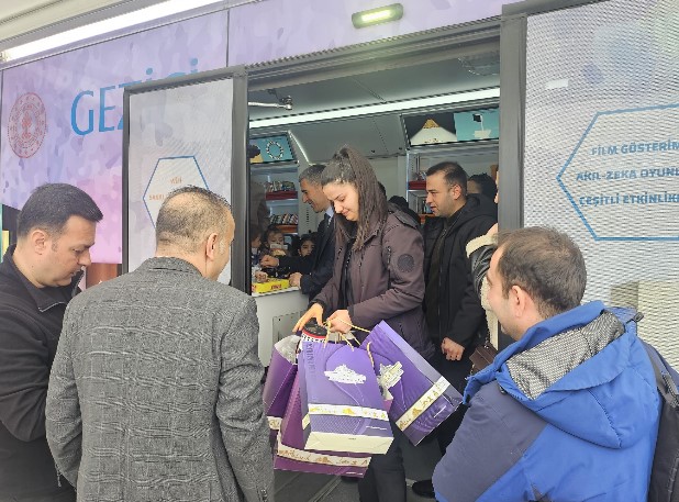 Afyonkarahisar’da 62. Kütüphaneler Haftası, Valilik himayelerinde düzenlenen programla başladı. Kent Meydanı’ndaki Gezici Kütüphane etkinliğine minik öğrenciler de katıldı.