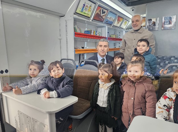 Afyonkarahisar’da 62. Kütüphaneler Haftası, Valilik himayelerinde düzenlenen programla başladı. Kent Meydanı’ndaki Gezici Kütüphane etkinliğine minik öğrenciler de katıldı. - 3