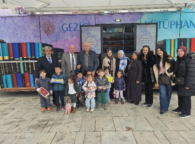 Afyonkarahisar’da 62. Kütüphaneler Haftası, Valilik himayelerinde düzenlenen programla başladı. Kent Meydanı’ndaki Gezici Kütüphane etkinliğine minik öğrenciler de katıldı. - 5