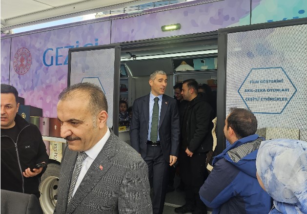 Afyonkarahisar’da 62. Kütüphaneler Haftası, Valilik himayelerinde düzenlenen programla başladı. Kent Meydanı’ndaki Gezici Kütüphane etkinliğine minik öğrenciler de katıldı. - 7