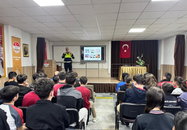 Öğrencilere Polislik, Trafik ve Güvenli İnternet Eğitimi Verildi