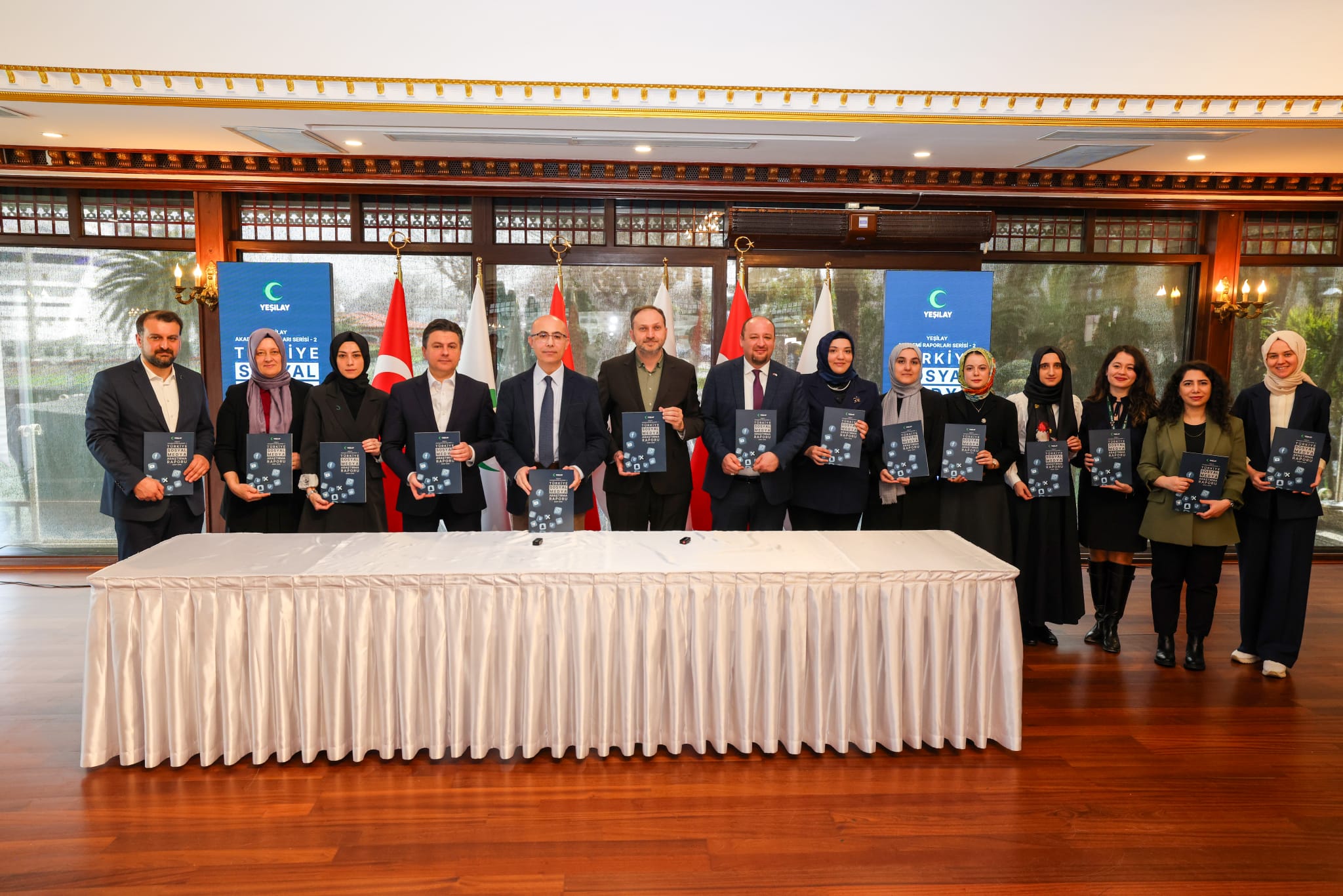 SOSYAMEDYA HEM BAĞIMLILIK OLUŞTURUYOR HEM DİĞER BAĞIMLILIKLARA ZEMİN HAZIRLIYOR"