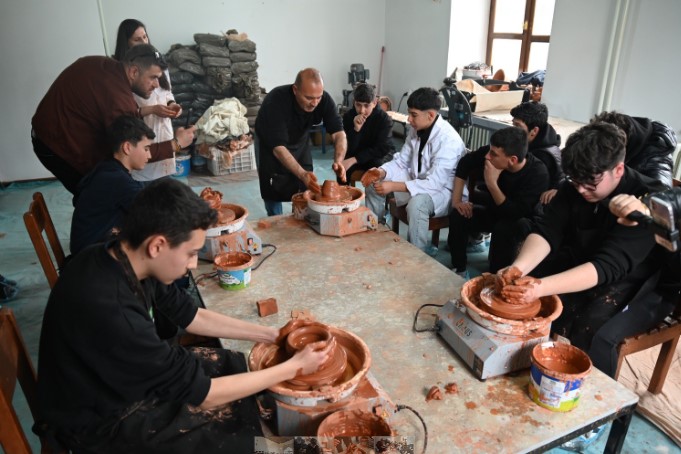 Emirdağ Mesleki ve Teknik Anadolu Lisesi Öğrencilerinden Çömlek Atölyesine Ziyaret