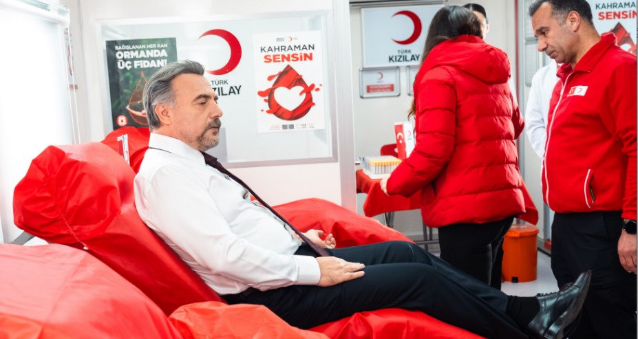 TÜRK KIZILAY’DAN OKTAY KAYNARCA İLE KAN BAĞIŞI ÇAĞRISI: KAHRAMAN SENSİN!