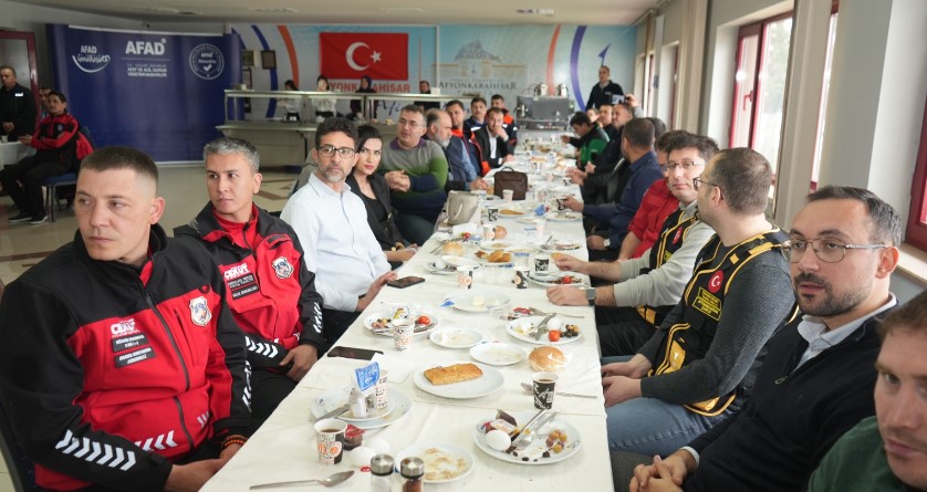 AFAD Başkan Yardımcısı Hamza TAŞDELEN Afyonkarahisar’da Arama kurtarma ve İnsani Yardım Dernekleriyle Buluştu - 3