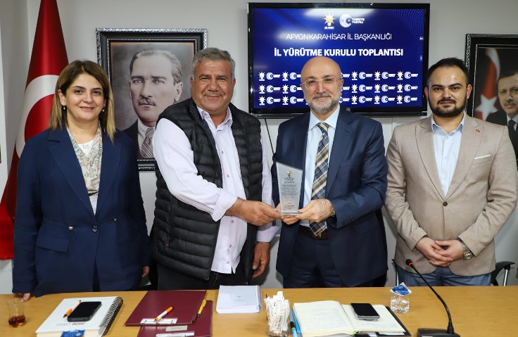 BAŞKAN ŞAHİN ÖZVERİLİ ÇALIŞAN YÖNETİM KURULU ÜYELERİNE TEŞEKKÜR PLAKETİ TAKDİM ETTİ