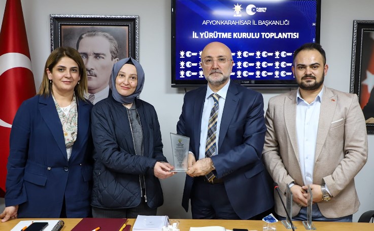 BAŞKAN ŞAHİN ÖZVERİLİ ÇALIŞAN YÖNETİM KURULU ÜYELERİNE TEŞEKKÜR PLAKETİ TAKDİM ETTİ - 2