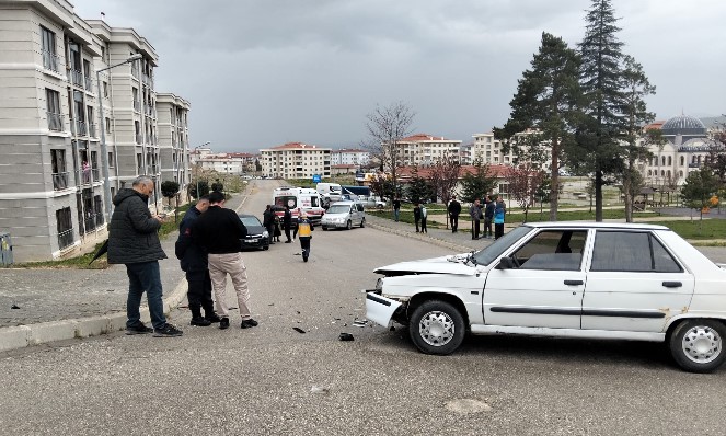Zafer TOKİ’de Bitmeyen Tehlike: Aynı Yolda Yine Kaza, Mahalleli İsyanda