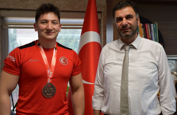 Vücut Geliştirme Fitness ve Bilek Güreşi Federasyonu İl Temsilcisinden G.S İl müdürüne Ziyaret.