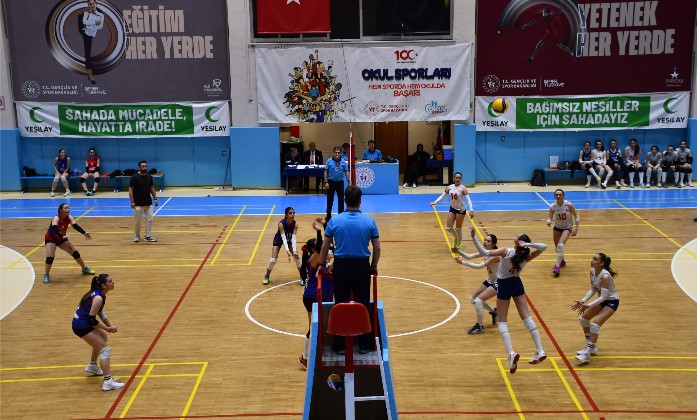 Küçük Kızlar Voleybol Kulüp Müsabakaları Tınaztepe Spor Salonunda Başladı