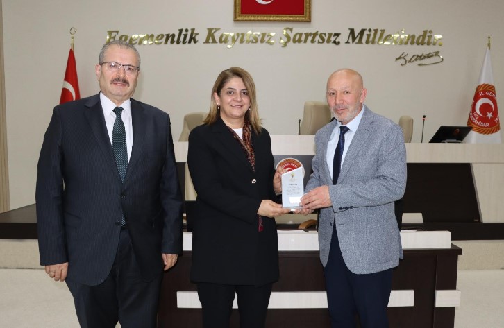 AK PARTİ KADIN KOLLARINDAN İL GENEL MECLİSİ’NE "HAYIRLI OLSUN" ZİYARETİ