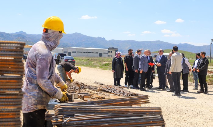 AK Parti Afyonkarahisar heyeti TOKİ Ortaokulu sahasında incelemelerde bulundu.