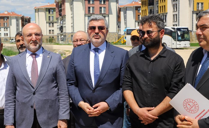 AK Parti Afyonkarahisar heyeti TOKİ Ortaokulu sahasında incelemelerde bulundu. - 2