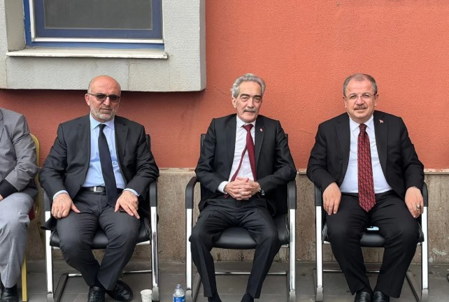 Cengiz Üstün, mazbatasını alarak yeni dönem görevine başladı.