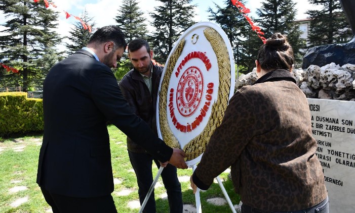 Afyonkarahisar’da düzenlenen programlar, Kocatepe Anıtı’nda gerçekleştirilen çelenk sunma töreniyle başladı.