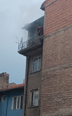 Sulum Camii Yanında Ev Yangını: Ekipler İhbar Üzerine Hızla Müdahale Etti