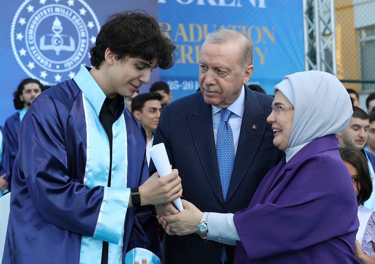 Cumhurbaşkanı Erdoğan'ın torunu diplomasını dedesinin elinden aldı