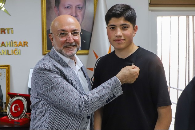 AK GENÇLİĞE KATILAN GENCE ROZETİ BAŞKAN ŞAHİN TAKTI