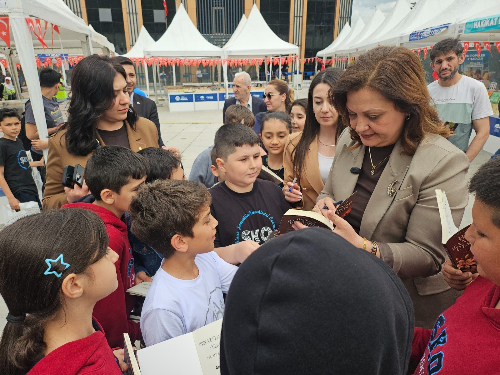 Afyonkarahisar Kitap Fuarı Yoğun İlgi Görüyor